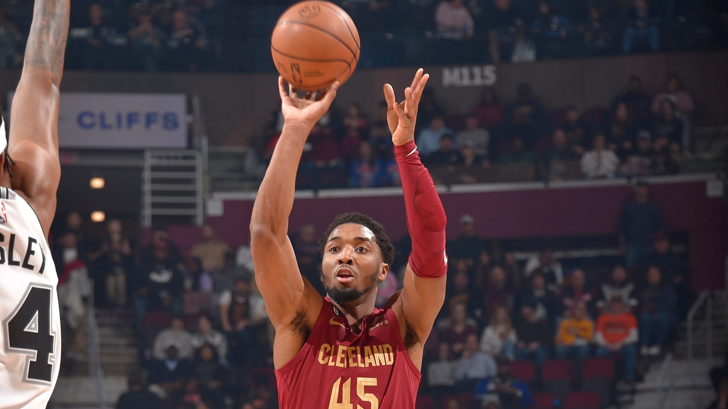 九游娱乐-清晨体能课后,克里夫兰骑士队长鼓劲备战全明星赛,目标明确,心理建设被强调的简单介绍